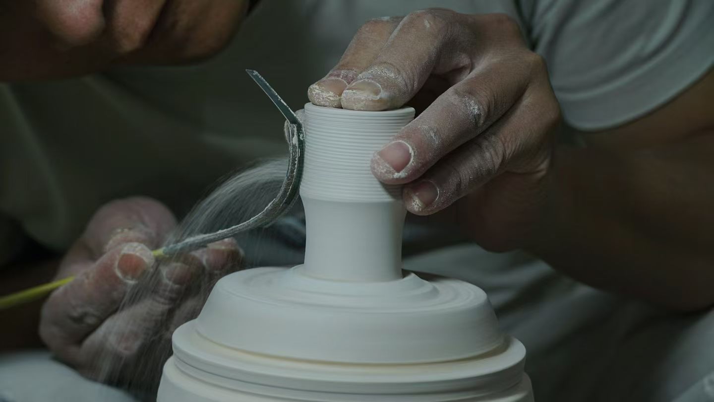 手工修坯,塑造竹节器形